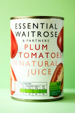 Londra İngiltere, Mayıs 03, 2025, Konserve Waitrose Erikli Domatesler Pişirme İçeriği