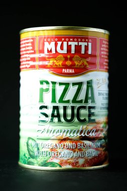 Londra İngiltere, Mayıs 04 2025, Mutti Cook 'un Aromatik Pizza Sosu Konservesi