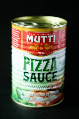 Londra İngiltere, Mayıs 04 2025, Mutti Cook 'un Aromatik Pizza Sosu Konservesi