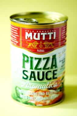 Londra İngiltere, Mayıs 04 2025, Mutti Cook 'un Aromatik Pizza Sosu Konservesi