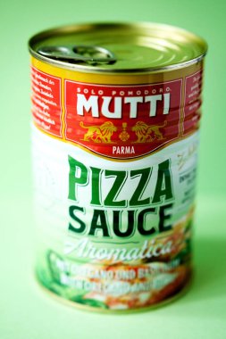 Londra İngiltere, Mayıs 04 2025, Mutti Cook 'un Aromatik Pizza Sosu Konservesi