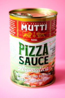 Londra İngiltere, Mayıs 04 2025, Mutti Cook 'un Aromatik Pizza Sosu Konservesi