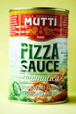 Londra İngiltere, Mayıs 04 2025, Mutti Cook 'un Aromatik Pizza Sosu Konservesi