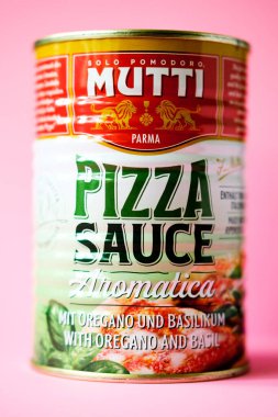 Londra İngiltere, Mayıs 04 2025, Mutti Cook 'un Aromatik Pizza Sosu Konservesi