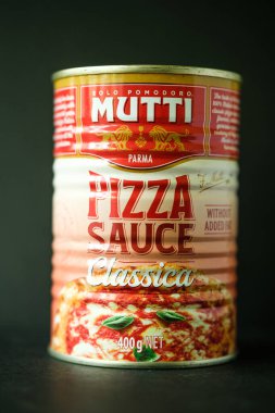 London UK, Mayıs 04 2025, Tin or Can of Mutti Classic Pizza Cook in Sauce