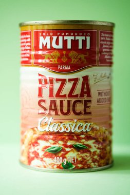 London UK, Mayıs 04 2025, Tin or Can of Mutti Classic Pizza Cook in Sauce