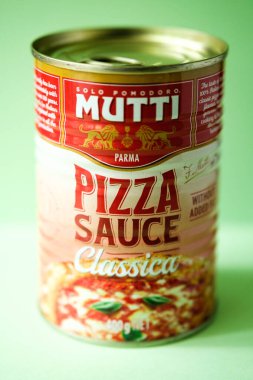 London UK, Mayıs 04 2025, Tin or Can of Mutti Classic Pizza Cook in Sauce