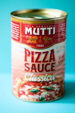 London UK, Mayıs 04 2025, Tin or Can of Mutti Classic Pizza Cook in Sauce