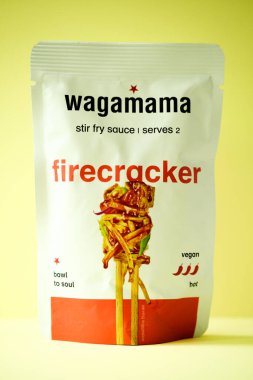 Londra İngiltere, Mayıs 04 2025, Wagamama Lezzetli Sıcak ve Baharatlı Havai fişek Pişirme Sos
