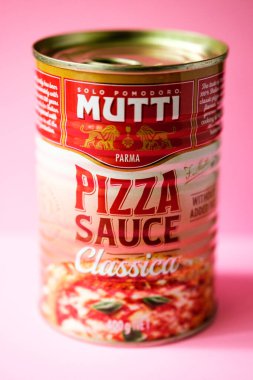 London UK, Mayıs 04 2025, Tin or Can of Mutti Classic Pizza Cook in Sauce