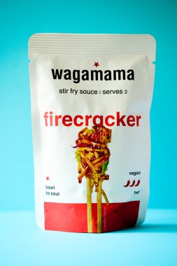 Londra İngiltere, Mayıs 04 2025, Wagamama Lezzetli Sıcak ve Baharatlı Havai fişek Pişirme Sos