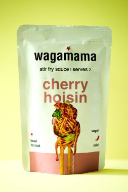Londra İngiltere, Mayıs 04 2025, Wagamama Asya Stili Vişne Hoisin Soslu Kızartma Aşçısı