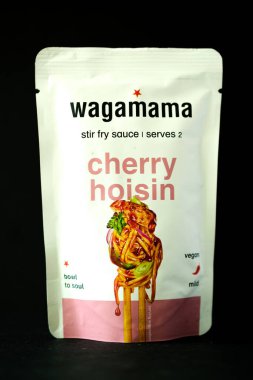 Londra İngiltere, Mayıs 04 2025, Wagamama Asya Stili Vişne Hoisin Soslu Kızartma Aşçısı