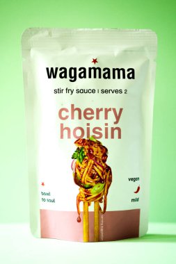 Londra İngiltere, Mayıs 04 2025, Wagamama Asya Stili Vişne Hoisin Soslu Kızartma Aşçısı
