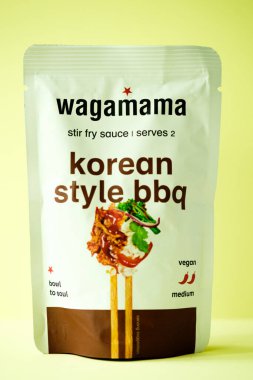 Londra İngiltere, Mayıs 04 2025, Wagamama Baharatlı Asya tarzı Kore barbekü sosu paketi