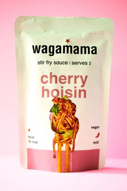 Londra İngiltere, Mayıs 04 2025, Wagamama Asya Stili Vişne Hoisin Soslu Kızartma Aşçısı