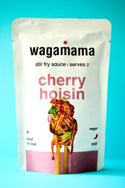 Londra İngiltere, Mayıs 04 2025, Wagamama Asya Stili Vişne Hoisin Soslu Kızartma Aşçısı