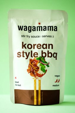 Londra İngiltere, Mayıs 04 2025, Wagamama Baharatlı Asya tarzı Kore barbekü sosu paketi