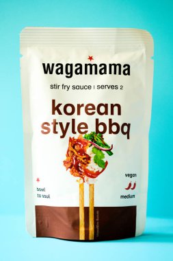 Londra İngiltere, Mayıs 04 2025, Wagamama Baharatlı Asya tarzı Kore barbekü sosu paketi