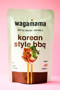 Londra İngiltere, Mayıs 04 2025, Wagamama Baharatlı Asya tarzı Kore barbekü sosu paketi