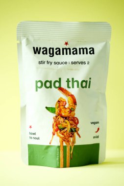 Londra İngiltere, Mayıs 04 2025, Wagamamas Pad Tayland usulü Sos Aşçısı