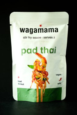 Londra İngiltere, Mayıs 04 2025, Wagamamas Pad Tayland usulü Sos Aşçısı