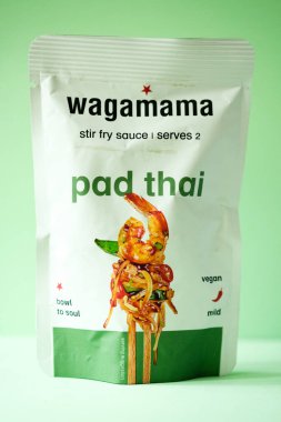 Londra İngiltere, Mayıs 04 2025, Wagamamas Pad Tayland usulü Sos Aşçısı