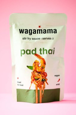 Londra İngiltere, Mayıs 04 2025, Wagamamas Pad Tayland usulü Sos Aşçısı