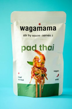 Londra İngiltere, Mayıs 04 2025, Wagamamas Pad Tayland usulü Sos Aşçısı