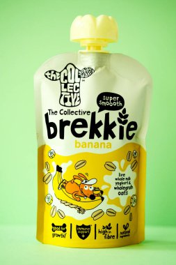 London UK, 04 Mayıs 2025, The Collective Brekkie Banana Lezzetli Çocuklar Yoğurt Çuvalı