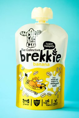 London UK, 04 Mayıs 2025, The Collective Brekkie Banana Lezzetli Çocuklar Yoğurt Çuvalı