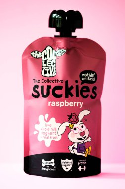 London UK, Mayıs 04 2025, The Collective Suckies Raspberry Flavour Childrens Yoğurt Torbası