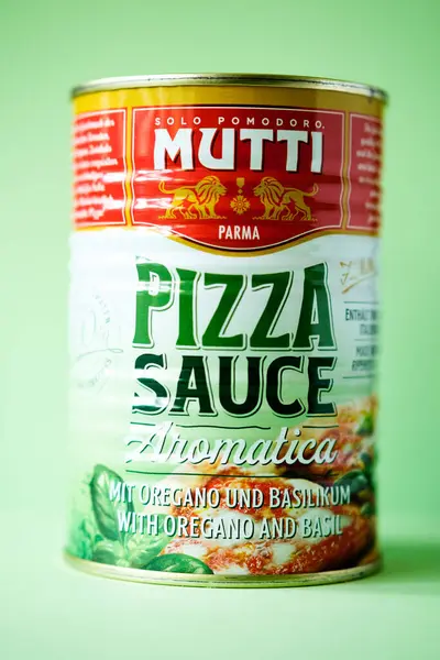 Londra İngiltere, Mayıs 04 2025, Mutti Cook 'un Aromatik Pizza Sosu Konservesi