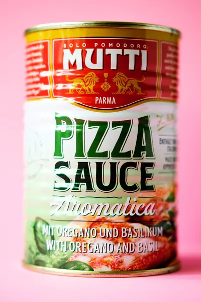 Londra İngiltere, Mayıs 04 2025, Mutti Cook 'un Aromatik Pizza Sosu Konservesi