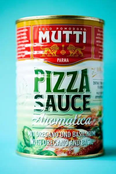 Londra İngiltere, Mayıs 04 2025, Mutti Cook 'un Aromatik Pizza Sosu Konservesi