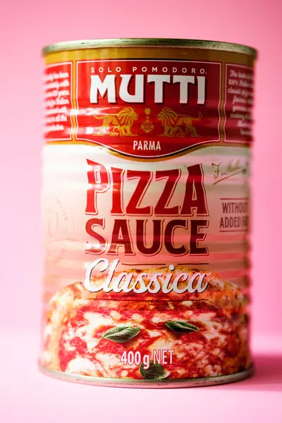 London UK, Mayıs 04 2025, Tin or Can of Mutti Classic Pizza Cook in Sauce