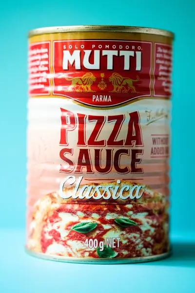 London UK, Mayıs 04 2025, Tin or Can of Mutti Classic Pizza Cook in Sauce