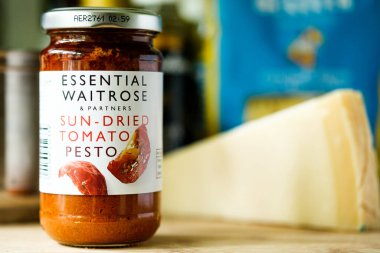 Londra İngiltere, Mayıs 05 2025, Temel Waitrose Güneş Kurutulmuş Domates Pesto İtalyan usulü Makarna soslu Aşçı