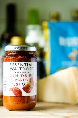 Londra İngiltere, Mayıs 05 2025, Temel Waitrose Güneş Kurutulmuş Domates Pesto İtalyan usulü Makarna soslu Aşçı