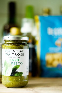Londra İngiltere, Mayıs 05 2025, İtalyan usulü Waitrose Fesleğenli Pasta Soslu Pesto Aşçısı