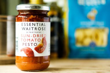 Londra İngiltere, Mayıs 05 2025, Temel Waitrose Güneş Kurutulmuş Domates Pesto İtalyan usulü Makarna soslu Aşçı