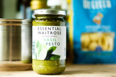 Londra İngiltere, Mayıs 05 2025, İtalyan usulü Waitrose Fesleğenli Pasta Soslu Pesto Aşçısı