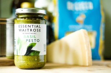 Londra İngiltere, Mayıs 05 2025, İtalyan usulü Waitrose Fesleğenli Pasta Soslu Pesto Aşçısı