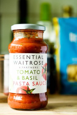 Londra İngiltere, Mayıs 05 2025, Temel Waitrose Domates Kavanozu ve Basil İtalyan usulü Pasta Sosu Aşçısı