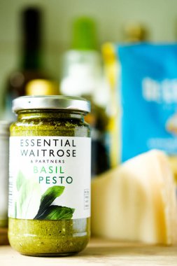 Londra İngiltere, Mayıs 05 2025, İtalyan usulü Waitrose Fesleğenli Pasta Soslu Pesto Aşçısı