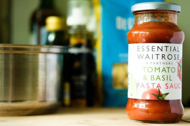 Londra İngiltere, Mayıs 05 2025, Temel Waitrose Domates Kavanozu ve Basil İtalyan usulü Pasta Sosu Aşçısı