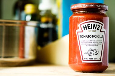 Londra İngiltere, Mayıs 05 2025, Heinz Domates kavanozu ve İtalyan usulü makarna soslu aşçı