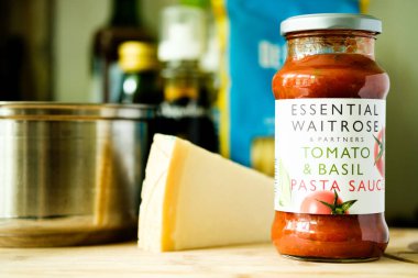Londra İngiltere, Mayıs 05 2025, Temel Waitrose Domates Kavanozu ve Basil İtalyan usulü Pasta Sosu Aşçısı