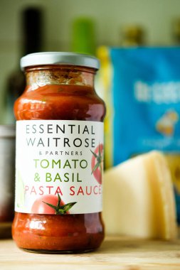 Londra İngiltere, Mayıs 05 2025, Temel Waitrose Domates Kavanozu ve Basil İtalyan usulü Pasta Sosu Aşçısı
