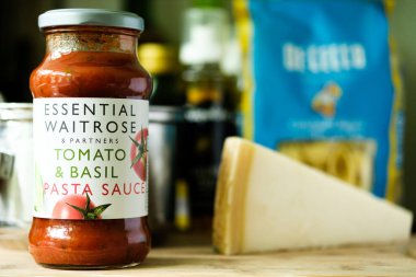 Londra İngiltere, Mayıs 05 2025, Temel Waitrose Domates Kavanozu ve Basil İtalyan usulü Pasta Sosu Aşçısı